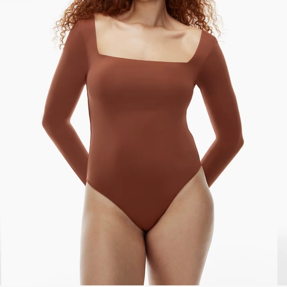 CONTOUR LONGSLEEVE BODYSUIT
Colour: EPICUREAN BROWN